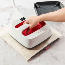 Cargar imagen en el visor de la galería, Plancha de Calor Easypress 2 Cricut Color Frambuesa 9" x 9"