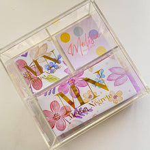 Cargar imagen en el visor de la galería, Caja de acrílico 💌 30 sobres / 20 tarjetas